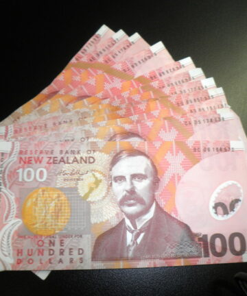 Buy Counterfeit New Zealand 100 Dollars Bill